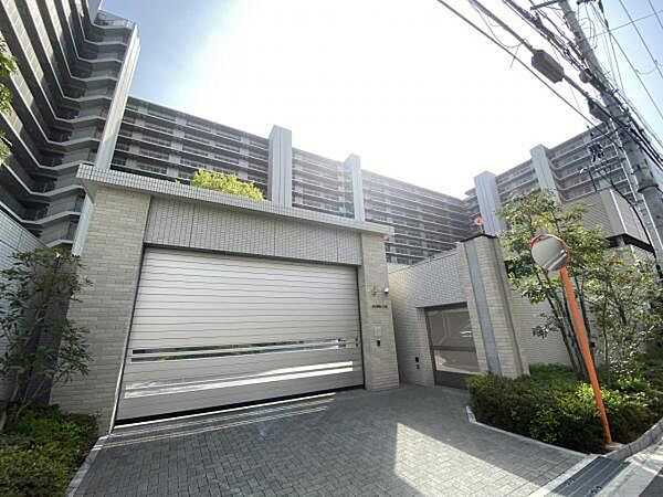 ～駐車場～ オートロックで防犯面も安心の駐車場となっております。