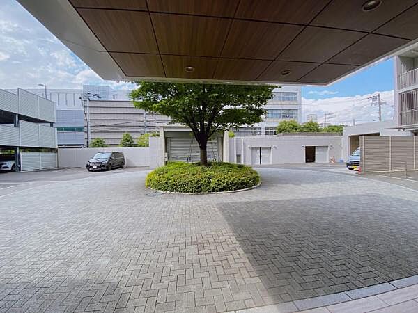 ～駐車場～ 雨の日でも安心のロータリーもございます。