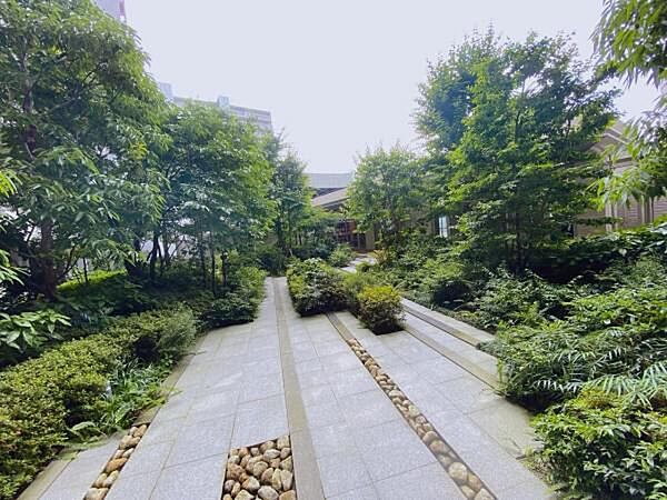 ～敷地内写真～ 敷地内にも緑が多く、お子様の遊び声も多く聞こえます。