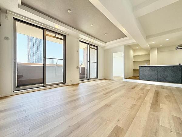 南面バルコニーから明るい日差しが差し込みます。