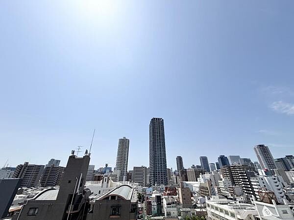 遠くまで抜ける眺望、前を遮る建物がないため日当たり良好です
