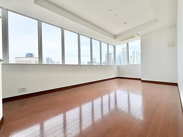 19帖のLDKです。 角部屋FIX窓から大阪の街並みを一望できます。