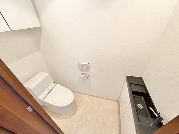 トイレには独立した手洗い場がございます。