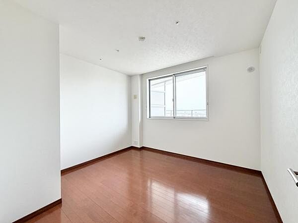 6.2帖の洋室です。 寝室やお子様のお部屋にぴったりです。