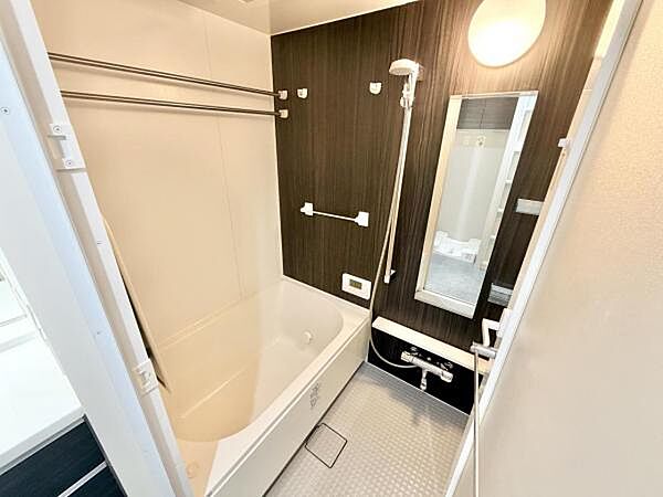 浴室乾燥、暖房機を備えたバスルームです。