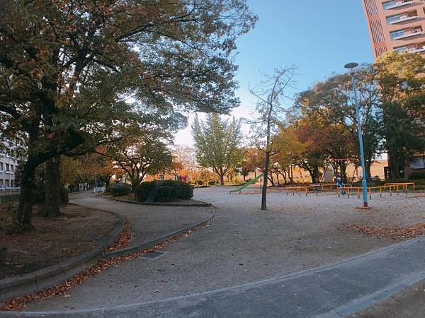 ～現地写真～ 敷地内に公園が有り、子供の遊び場にピッタリです。