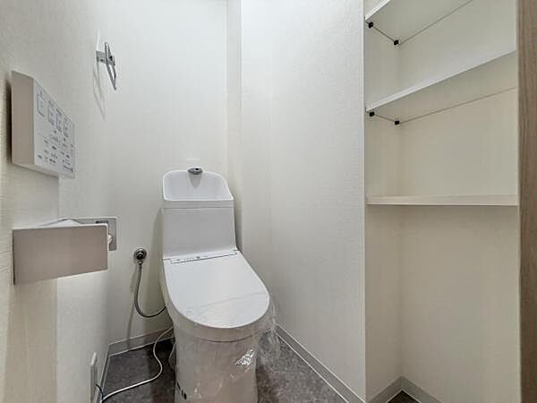 ＼トイレ／ 温水洗浄機能付きトイレは隣に棚が完備されております。
