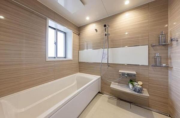 新調された浴室で、一日の疲れをゆったり癒せます。