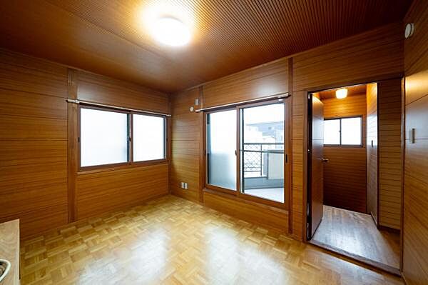 6.0帖の洋室です。 全居室窓付きで開放感のある物件です