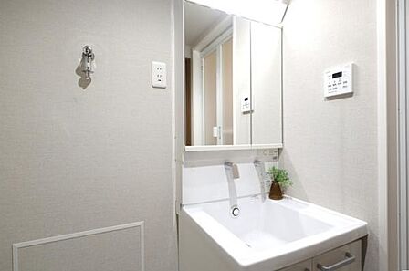 身支度に便利なミラー収納付きの洗面化粧台です。