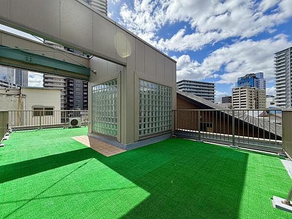 ～屋上テラス～ プライベート空間の屋上テラス。近隣には高い建物もないので開放的です。