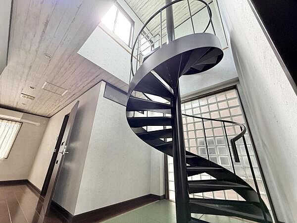 ～螺旋階段～ 3階部分には屋上へと繋がるお洒落な螺旋階段が完備されております。