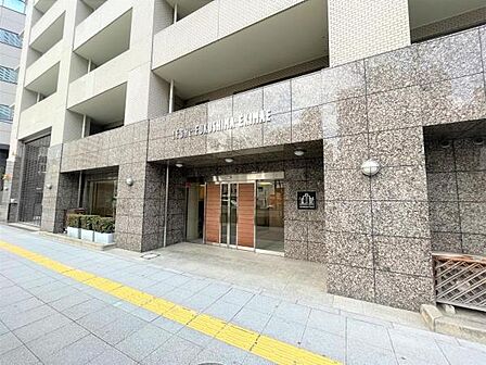 重厚感のあるエントランス入り口です。