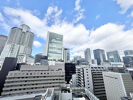 大阪都心を望む11階住戸、開放的な眺望が魅力です。