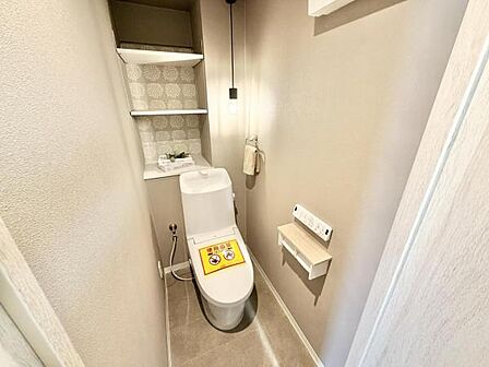 温水洗浄便座付きの新調トイレ。