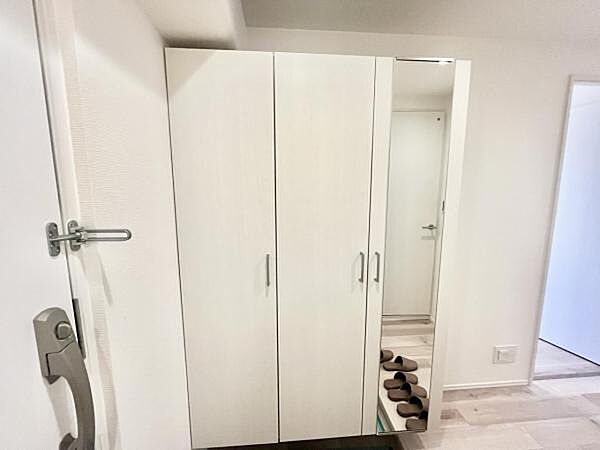 玄関収納は収納力の高いトールタイプのシューズボックスです。
