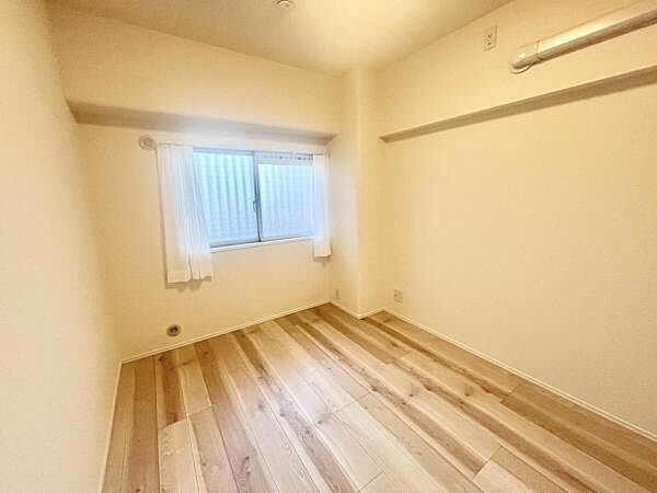 収納豊富な洋室で荷物が多くてもしっかり収まります