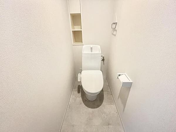 トイレには快適な温水洗浄便座付き