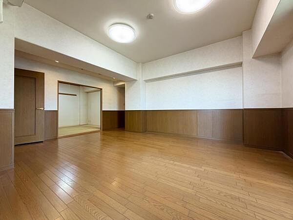 大型のソファやダイニングセットも配置しやすい、広々とした約20.1帖のリビングダイニングです。