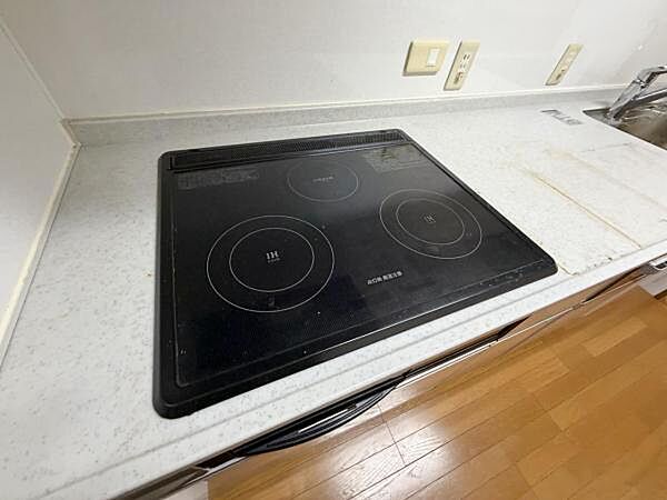 調理スペースをしっかり確保したキッチン。毎日のお料理もスムーズに進められます。