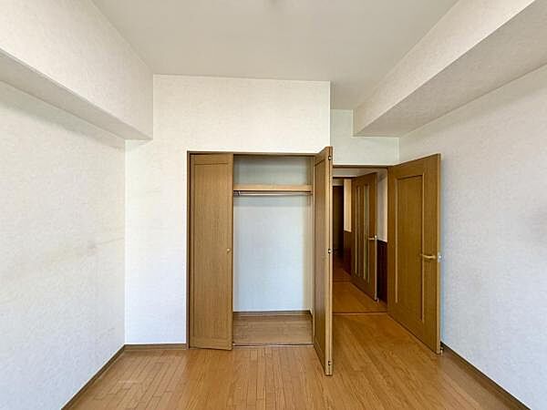 各居室に収納を備え、衣類や日用品をすっきりと整理できます。