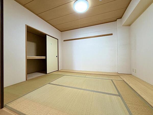 約6.0帖の和室。客間やお子様の遊び場など、多目的に活用できます。
