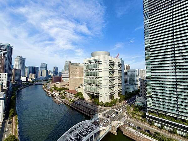 視界を遮る建物が少なく、遠くまで見渡せる爽快な眺めが広がります。