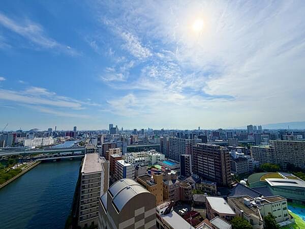 南東・南西向きの引き回しバルコニー。角住戸ならではの開放感が魅力です。