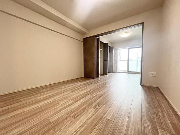 ≪リビング≫ こちらは約10.3帖の広々としたお部屋でテーブルやソファも設置していただけます。