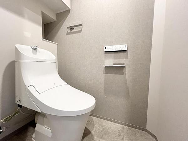 ≪トイレ≫ スタイリッシュな温水機能付きトイレです。