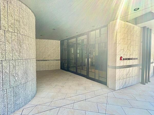 ≪エントランス≫ 玄関エントランスです。重厚感があり、高級感があります.