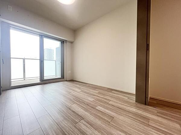 ≪洋室≫ 南向きの洋室となりますので、年中陽当りは良いお部屋になります。