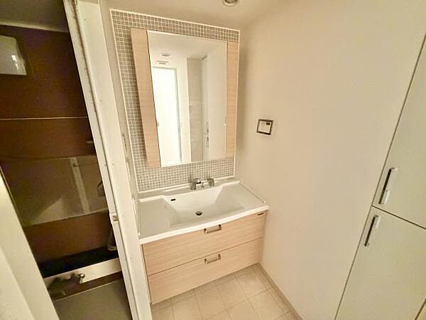 使い勝手の良い洗面化粧台。 朝の身支度もスムーズに。