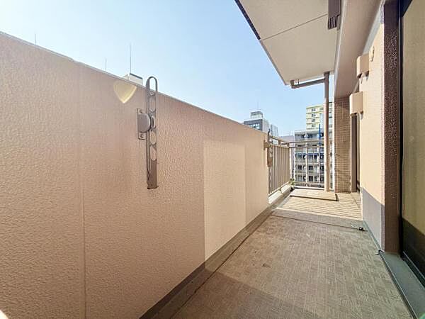 ゆとりあるバルコニー空間。 洗濯物も気持ちよく干せます。