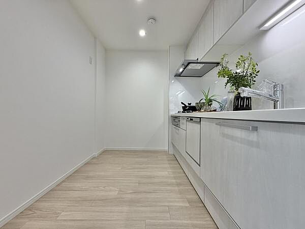 ＼キッチン／ 後部もゆとりのある広さが確保されている為、食器棚を置いても圧迫感はございません。