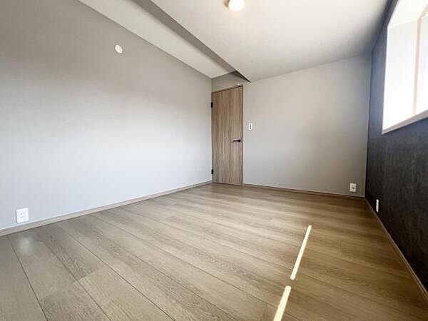 玄関に近い洋室は出窓がついており、お部屋が広く見える仕様になっております。