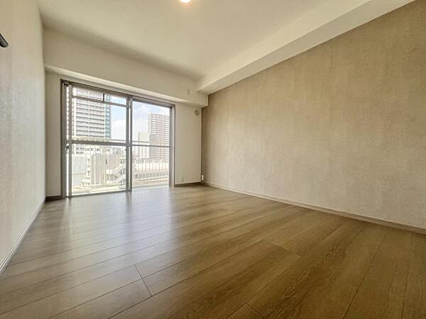 洋室にはすべて窓がございますので、日差しが入り明るいお部屋となっております。