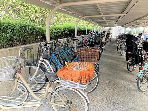 屋根付きの自転車置き場になります。