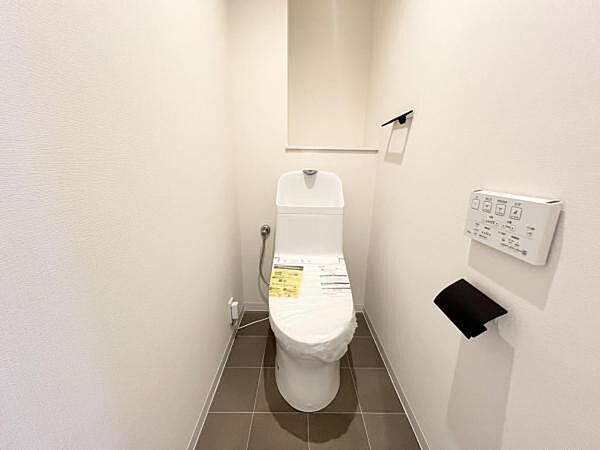新調済みのトイレで気持ちよくお使いいただけます。 清潔感あふれる、使い勝手の良いトイレスペースです。