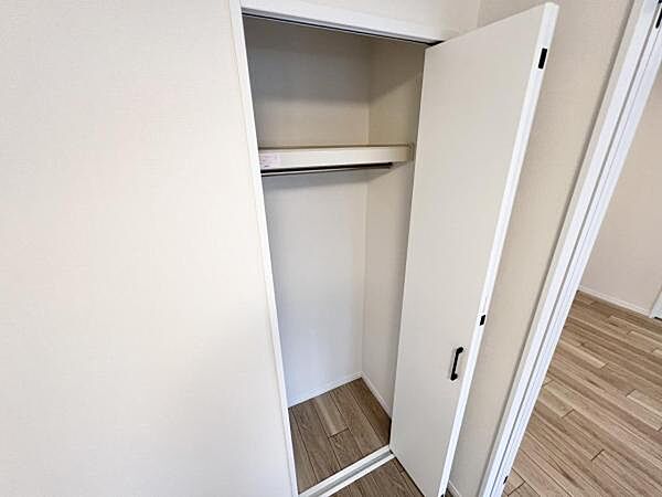 洋室の収納には掃除機など日常的に使用する家電を入れやすい大きさとなります。