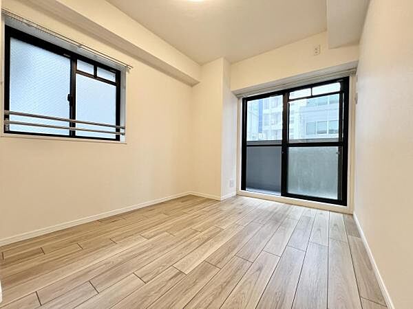 洋室約5.5帖には南のバルコニーからと東の窓から採光がはいりましので、明るいお部屋です。