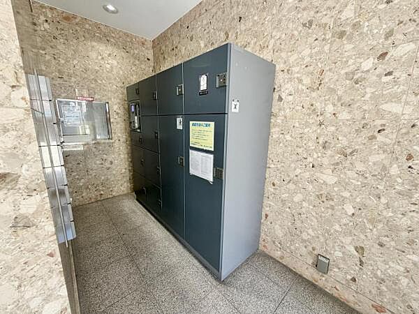 不在時でも荷物を受け取れる宅配ボックス付き。忙しい毎日に便利な設備です。