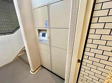 ≪宅配ボックス≫ 24時間いつでも受け取り可能な宅配ボックス付きです。再配達の手間を省けますね。