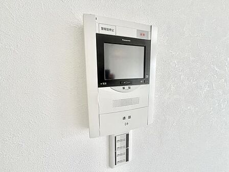 誰が来てもわかる様にモニター付きインターホンが設置されています