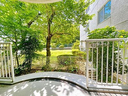 ≪南側バルコニー≫ 南側バルコニーには専用庭も付いており、日当りも良好です。