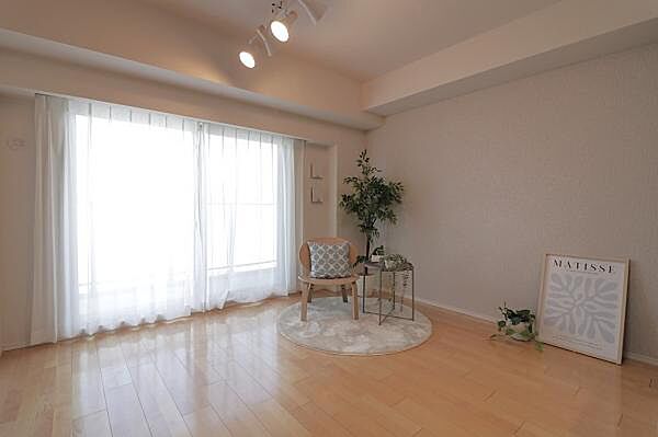 12.6帖のリビングです。 南面バルコニーに面した明るいお部屋です。
