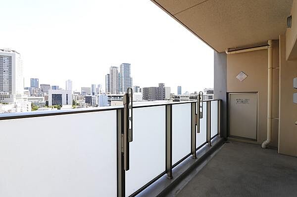 南向きバルコニーは陽当たり良好。洗濯物が乾きやすく、明るい住空間を演出します。