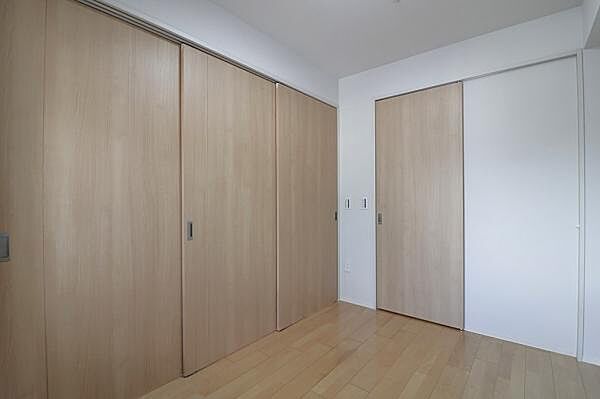 5.6帖、左側の可動式間仕切りを開けると、リビングとつなげてご使用していただけます。