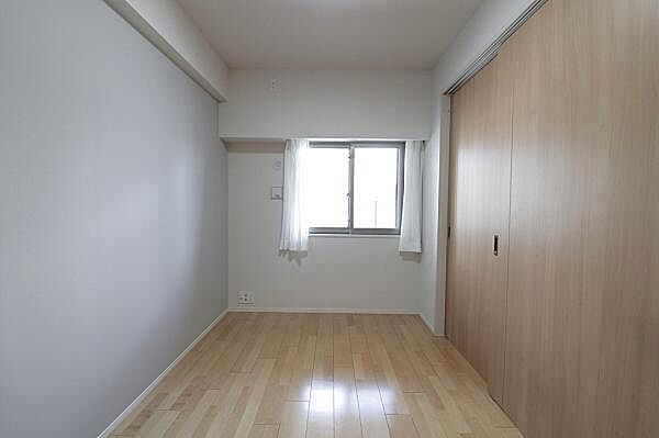 4.6帖洋室にも窓がございますので、明るいお部屋になります。