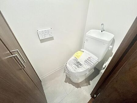 トイレには快適な温水洗浄便座付き